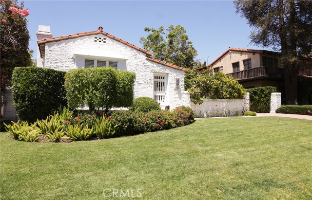 Detail Gallery Image 4 of 45 For 10781 Lindbrook Dr, Los Angeles,  CA 90024 - 4 Beds | 3/1 Baths
