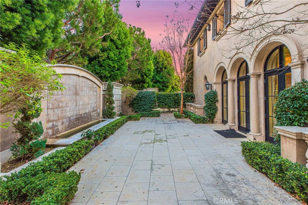 https://media.crmls.org/medias/2b36be8f-62af-4717-86a2-eda0079b5f72.jpg?preset=X-Large