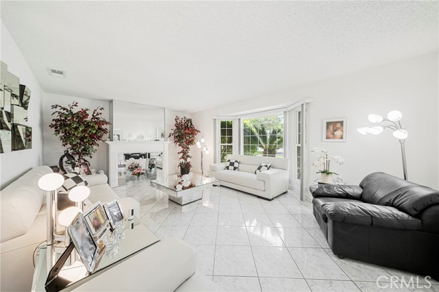 2030 Paloma Street, Pasadena CA: https://media.crmls.org/medias/2b39b3a4-6c90-43bb-82f8-e094c8cb10e2.jpg