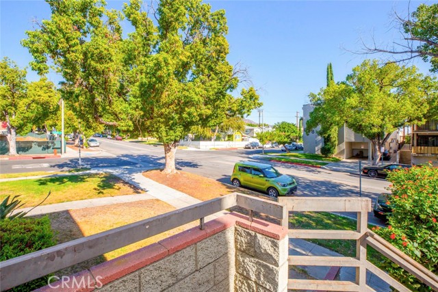 Detail Gallery Image 4 of 33 For 635 E Angeleno #D,  Burbank,  CA 91501 - 2 Beds | 2/1 Baths