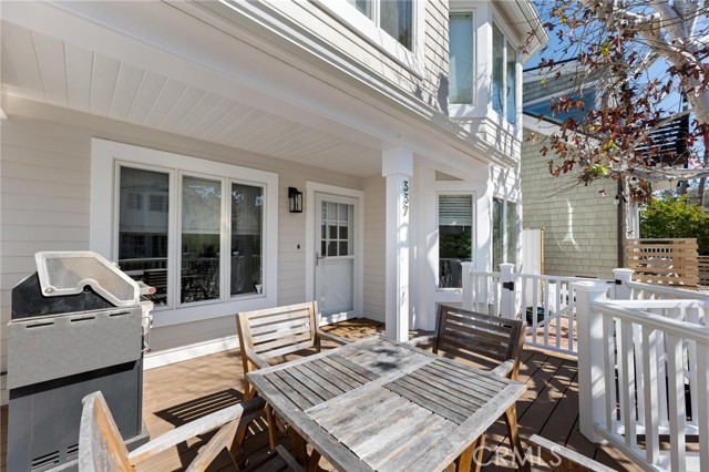 Detail Gallery Image 9 of 52 For 337 10th, Manhattan Beach,  CA 90266 - 5 Beds | 3/1 Baths