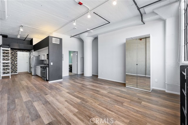 420 S San Pedro Street, Los Angeles CA: https://media.crmls.org/medias/2b3d9fbe-0e86-402c-9600-8c4c2e97217f.jpg