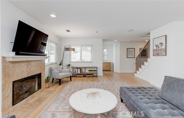 Detail Gallery Image 6 of 42 For 1924 Ruhland Ave #B,  Redondo Beach,  CA 90278 - 3 Beds | 2/1 Baths