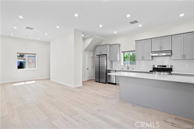 Detail Gallery Image 5 of 18 For 11428 Erwin, North Hollywood,  CA 91606 - 2 Beds | 2/1 Baths