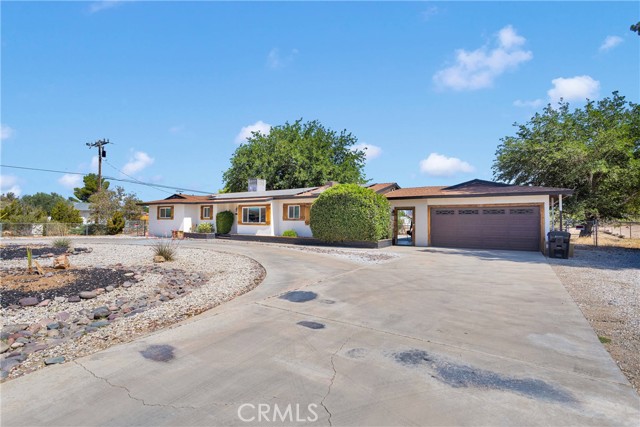 19545 Seneca Road, Apple Valley CA: https://media.crmls.org/medias/2b3ebf40-eb45-4aa2-8218-918096dd45e2.jpg