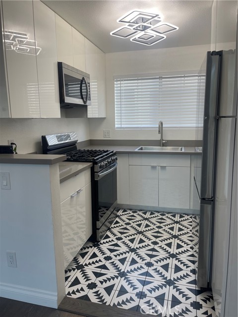 5515 Canoga Avenue, Woodland Hills CA: https://media.crmls.org/medias/2b3ef81f-8471-4301-8905-43a3e9c645b8.jpg