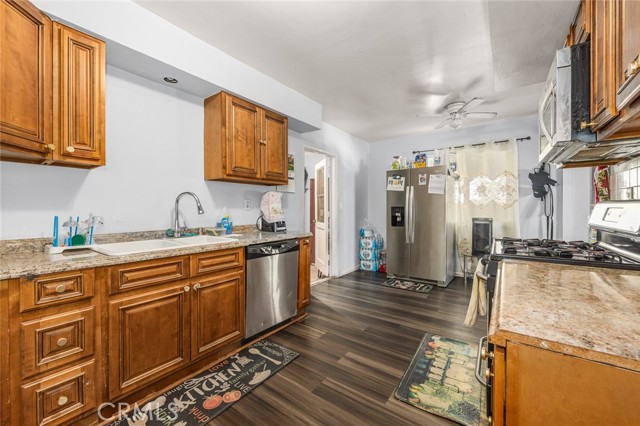 Detail Gallery Image 10 of 28 For 1138 Acacia St, Corona,  CA 92879 - 3 Beds | 2 Baths