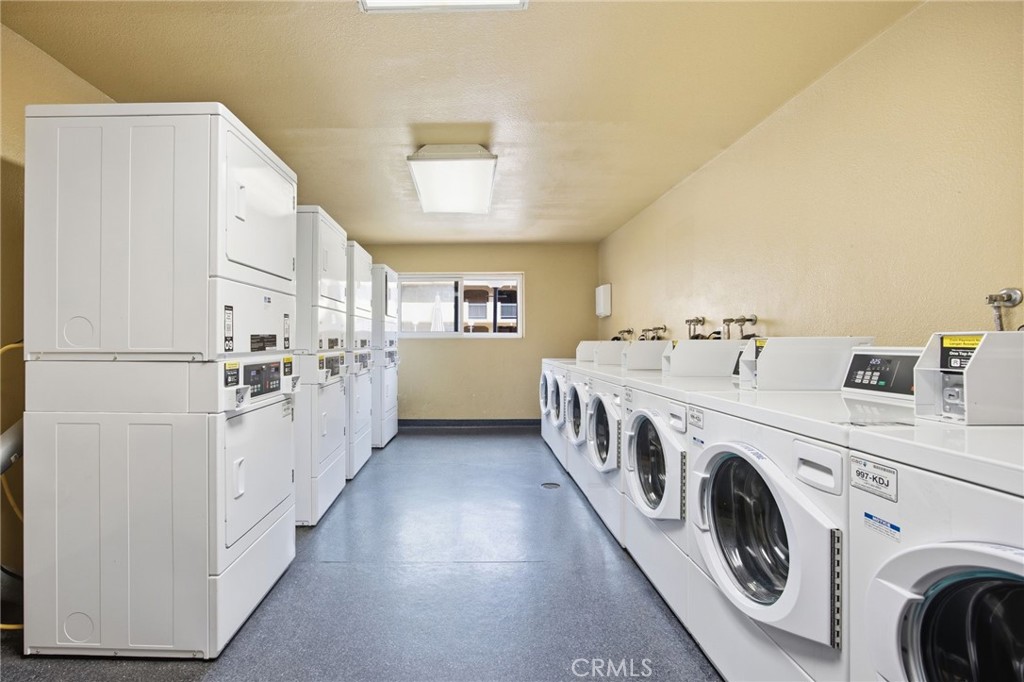 https://media.crmls.org/medias/2b42e8e6-d640-4200-acb9-e6f6e78d9361.jpg?preset=X-Large