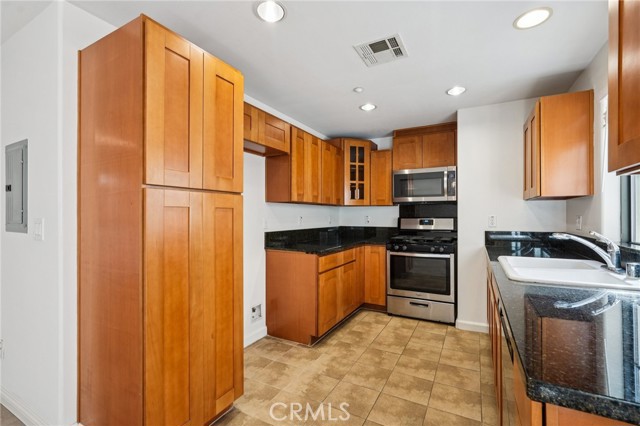 Detail Gallery Image 14 of 51 For 879 Michigan Bld #K,  Pasadena,  CA 91107 - 3 Beds | 2/1 Baths