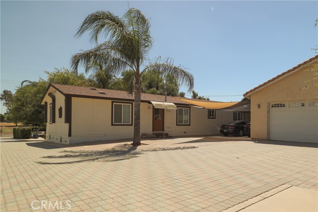 21510 Floral Avenue, Perris CA: https://media.crmls.org/medias/2b447eb4-b614-4fe3-8580-db611896a15c.jpg