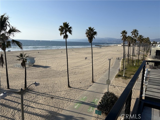 3011 Ocean Front Walk, Venice CA: https://media.crmls.org/medias/2b46cdec-8649-46c3-b401-a37cbcbae785.jpg