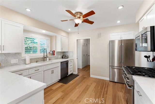 23642 Oxnard Street, Woodland Hills CA: https://media.crmls.org/medias/2b4a0c5e-b239-4163-bb71-7dbeb31863e0.jpg