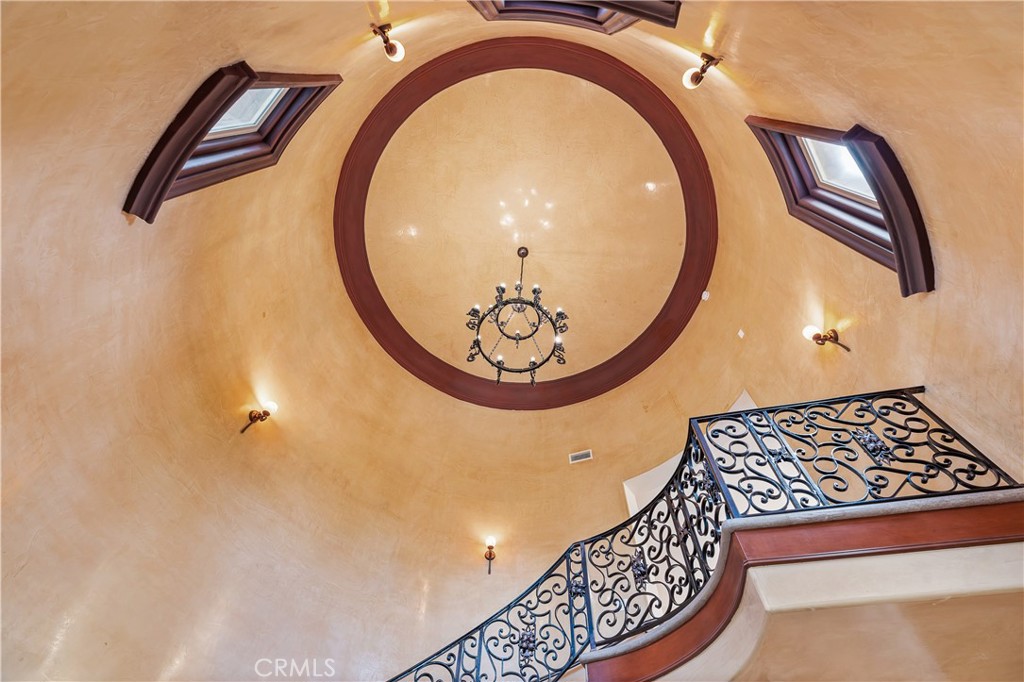 https://media.crmls.org/medias/2b4d7c45-25a3-4f45-a67e-7bd7043d1cc9.jpg?preset=X-Large