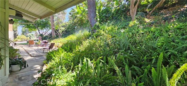 2242 Oak Crest Drive, Riverside CA: https://media.crmls.org/medias/2b4df597-2df9-480d-8395-e47d5db12bd1.jpg