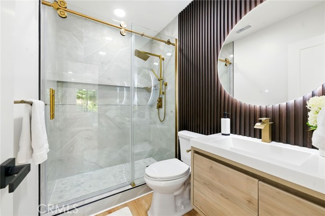 Detail Gallery Image 13 of 21 For 6119 Longridge Ave, Valley Glen,  CA 91401 - 4 Beds | 4/1 Baths