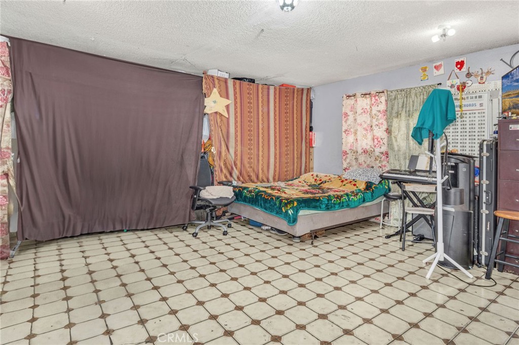 https://media.crmls.org/medias/2b51386a-bcf9-45e1-a308-60f9b3aa0e3f.jpg?preset=X-Large