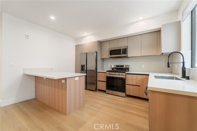 Detail Gallery Image 7 of 24 For 7510 Sepulveda Bld, Van Nuys,  CA 91405 - 3 Beds | 2 Baths