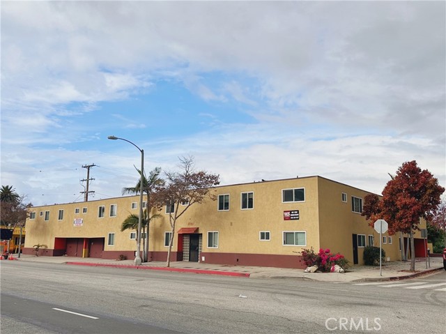 Location, Location, Location. This 30 unit building in the heart of Santa Monica right by Santa Monica College and near the Santa Monica airport is a great investment opportunity. 
28 Studios, 1 one bedroom and 1 two-bedroom unit with garages and additional parking.