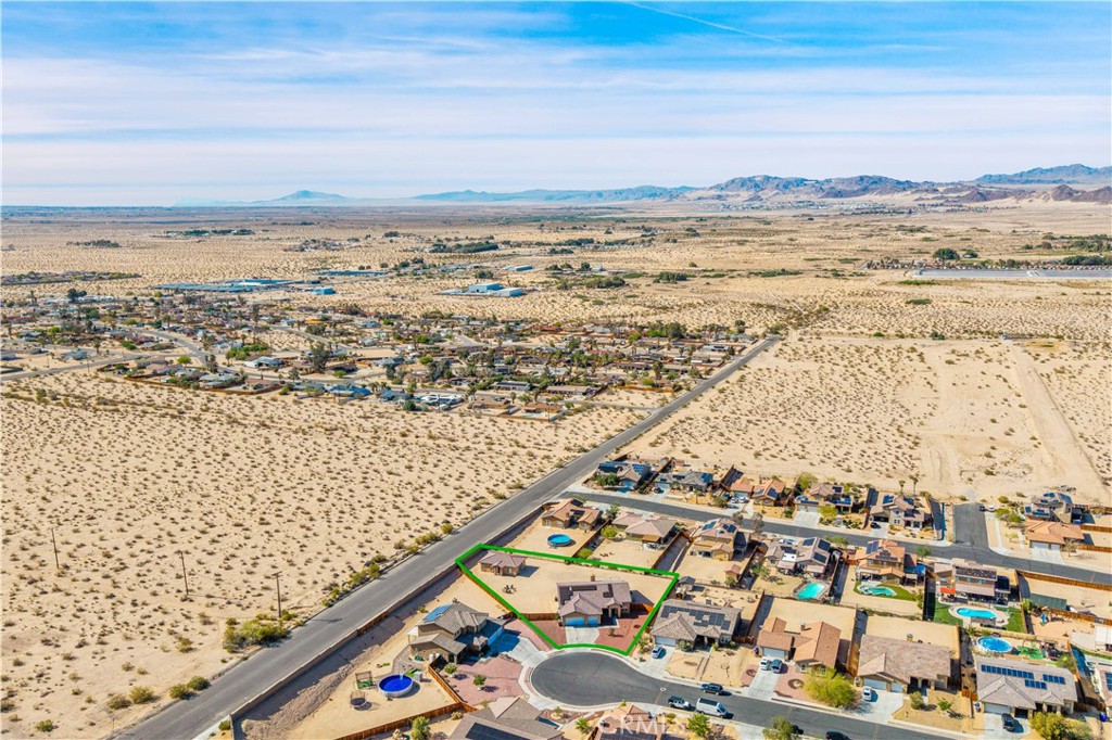https://media.crmls.org/medias/2b51f8c6-d405-4ce8-950d-0c600716e6d9.jpg?preset=X-Large