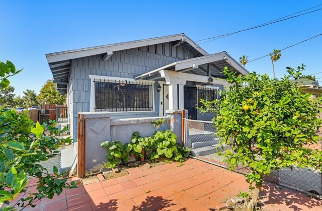 Detail Gallery Image 2 of 20 For 3941 Wisconsin, Los Angeles,  CA 90037 - 2 Beds | 1/1 Baths