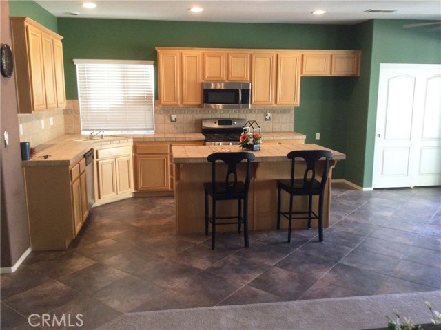 Kitchen - ready to entertain your guest. Dishwasher, microwave, gas stove.
