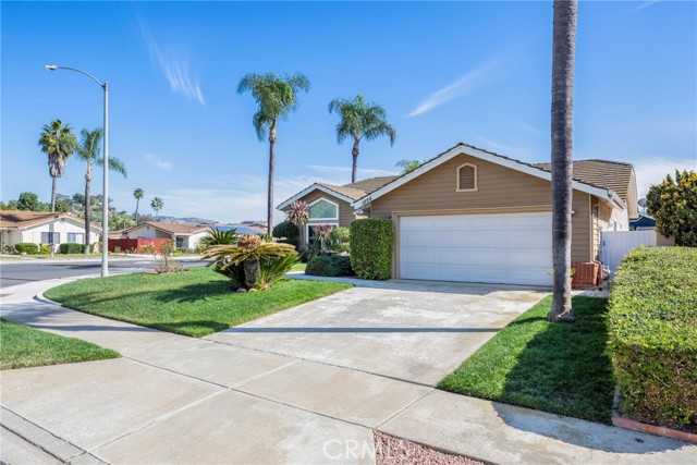 Detail Gallery Image 2 of 52 For 1894 Sunbury, Escondido,  CA 92026 - 3 Beds | 2 Baths