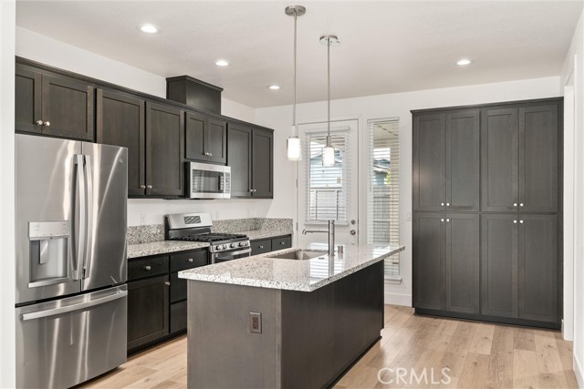 Detail Gallery Image 4 of 29 For 1673 Notre Dame Bld, Chico,  CA 95973 - 3 Beds | 2 Baths