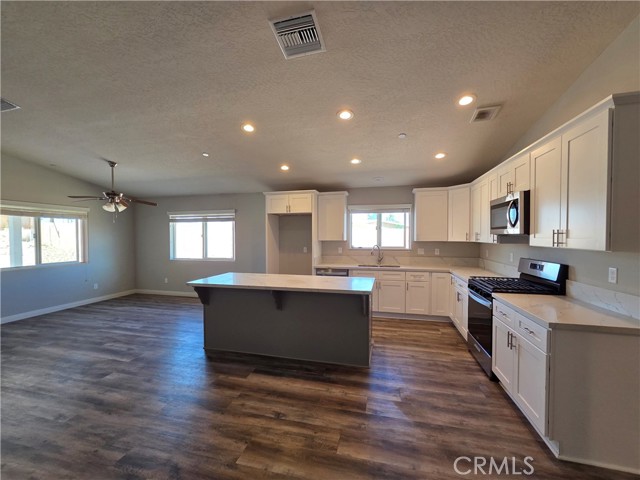 Detail Gallery Image 6 of 20 For 1140 Monterey, Barstow,  CA 92311 - 4 Beds | 2 Baths