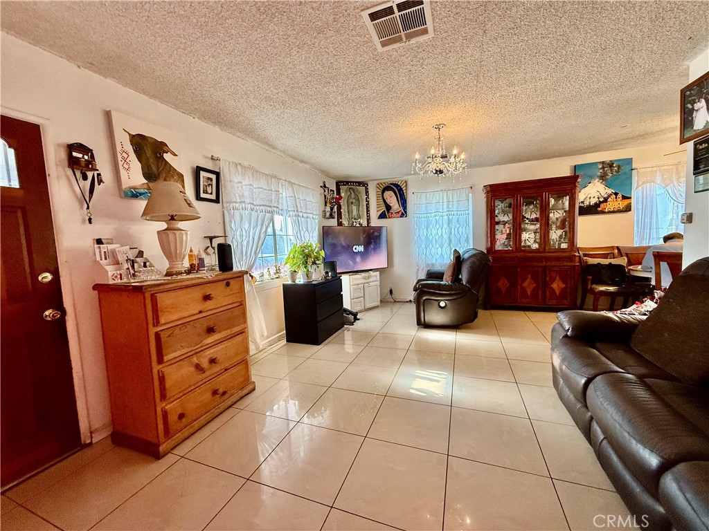 https://media.crmls.org/medias/2b56dce0-ae6c-48e5-98fd-0fb3d80eba38.jpg?preset=X-Large