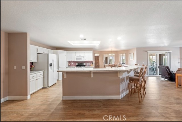 Detail Gallery Image 5 of 17 For 6797 Blue Rose, Oak Hills,  CA 92344 - 4 Beds | 2/1 Baths