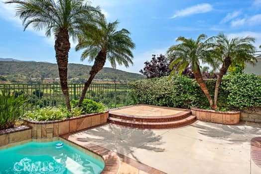 18 Beaconsfield, Rancho Santa Margarita CA: https://media.crmls.org/medias/2b5c7715-bced-43bf-a17d-29ec14a42a8a.jpg