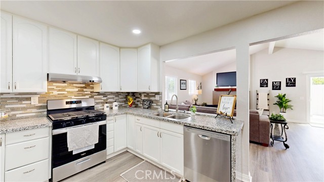 8007 New Salem Street, San Diego CA: https://media.crmls.org/medias/2b5cbdc6-f2c4-4d3c-b501-2aa07625157d.jpg