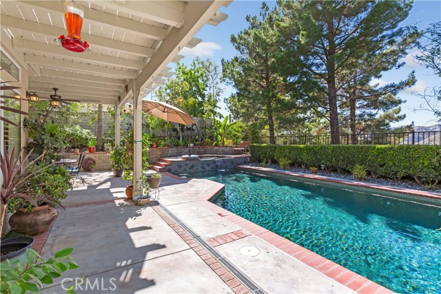 Detail Gallery Image 4 of 38 For 29347 Canyon Rim Pl, Canyon Country,  CA 91387 - 6 Beds | 3 Baths