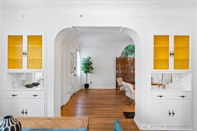 1031 Termino Avenue, Long Beach CA: https://media.crmls.org/medias/2b5d7568-5136-4b83-84dc-533fc944125f.jpg