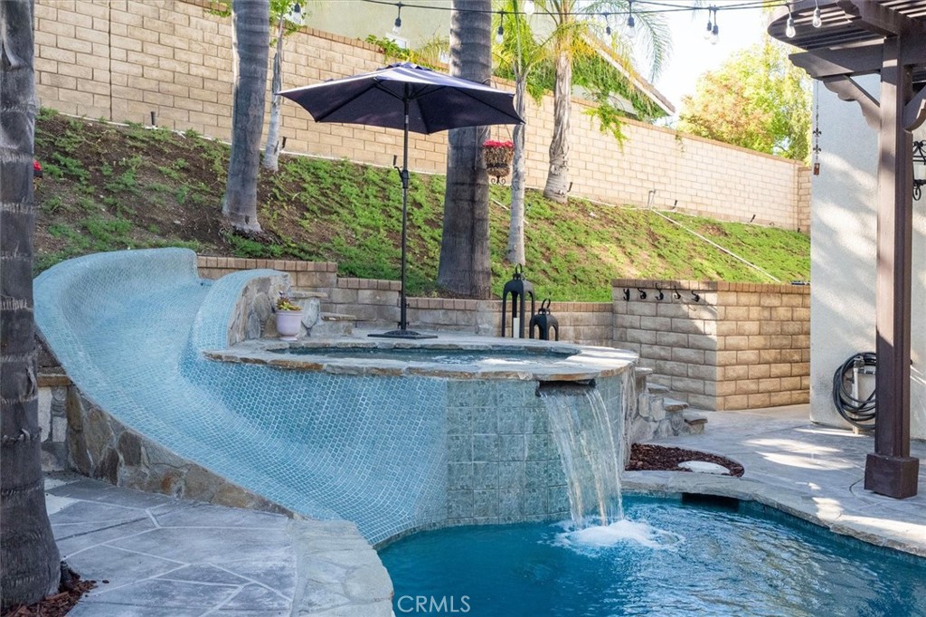 https://media.crmls.org/medias/2b5f551d-0a41-4261-a00a-cc14b81d06b9.jpg?preset=X-Large