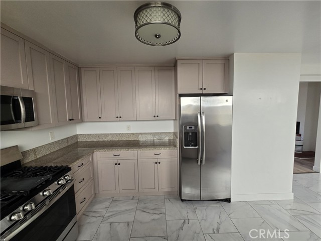 Detail Gallery Image 11 of 26 For 2440 Penmar Ave #2,  Venice,  CA 90291 - 3 Beds | 2/1 Baths