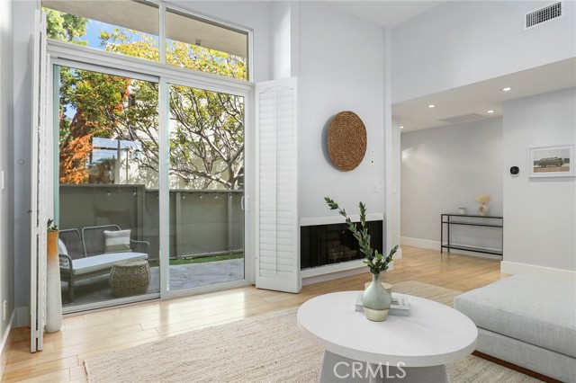 Detail Gallery Image 4 of 32 For 13236 Fiji Way #B,  Marina Del Rey,  CA 90292 - 2 Beds | 2/1 Baths