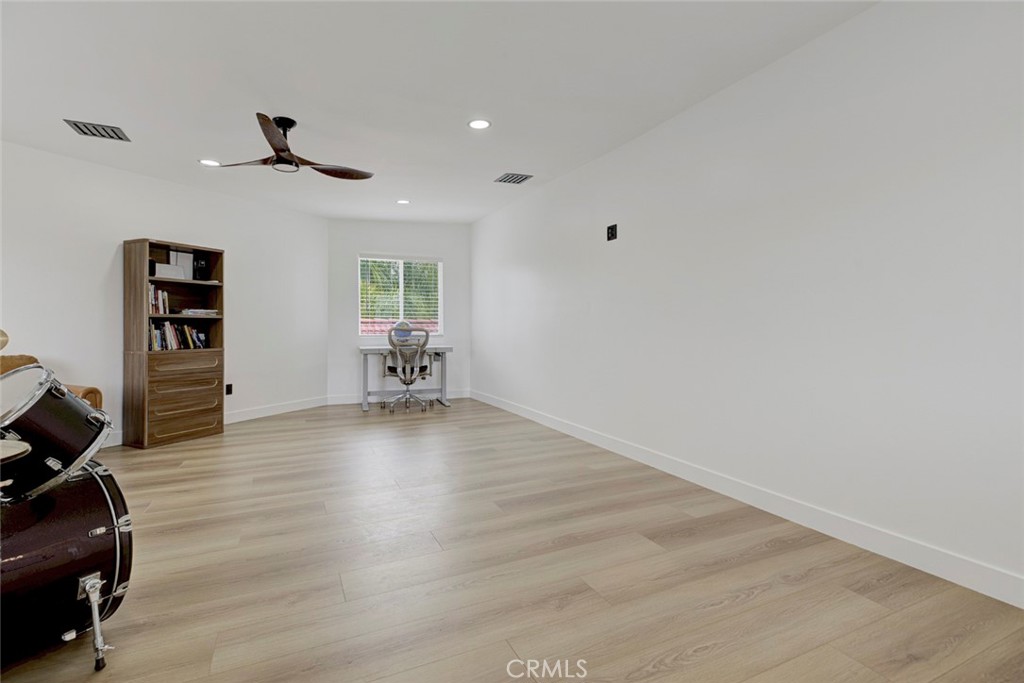 https://media.crmls.org/medias/2b62b0a0-0a54-4548-87f3-3e84edb359b3.jpg?preset=X-Large