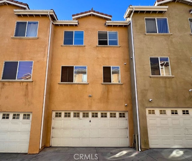 Detail Gallery Image 2 of 20 For 12368 Osborne #4,  Pacoima,  CA 91331 - 3 Beds | 3 Baths