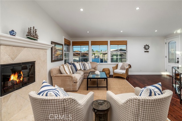 111 Via Lido Nord, Newport Beach CA: https://media.crmls.org/medias/2b645f77-0880-4ce2-acd3-474547171a80.jpg