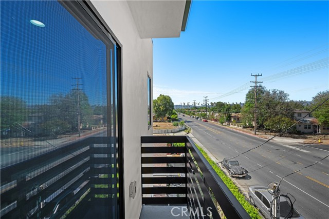 Detail Gallery Image 14 of 28 For 6700 Kester Ave, Van Nuys,  CA 91405 - 4 Beds | 4 Baths