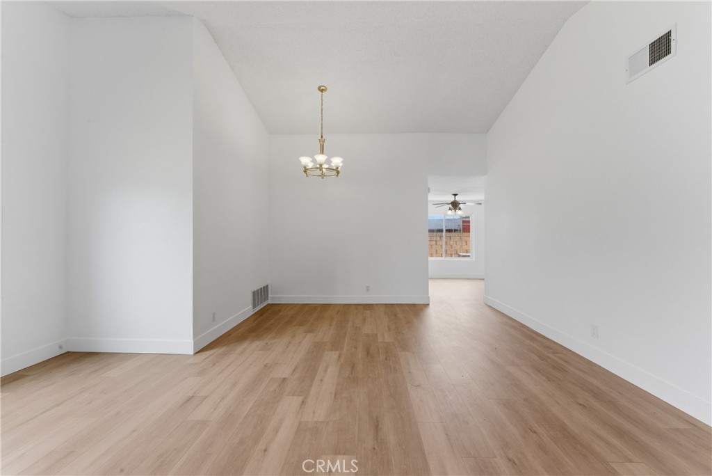 https://media.crmls.org/medias/2b656261-052f-4911-927a-75acc09b9d88.jpg?preset=X-Large