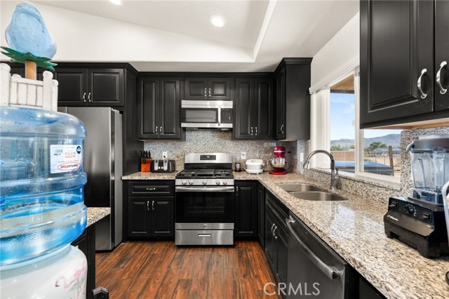 Detail Gallery Image 12 of 56 For 10779 Mills Rd, Apple Valley,  CA 92308 - 4 Beds | 3 Baths
