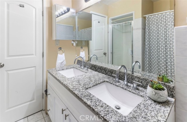Detail Gallery Image 13 of 16 For 6340 Peach Ave, Van Nuys,  CA 91411 - 4 Beds | 2 Baths
