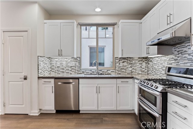 Detail Gallery Image 6 of 50 For 5533 Palm Dr, Hawthorne,  CA 90250 - 4 Beds | 3 Baths