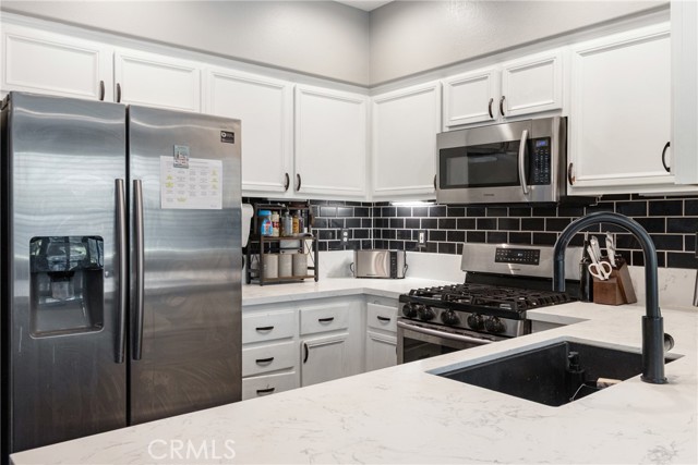 24120 Victoria Ln, Valencia CA: https://media.crmls.org/medias/2b69afd5-7f23-4994-9415-3872daaf2ab3.jpg