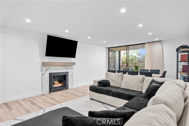5325 Lindley Avenue, Tarzana CA: https://media.crmls.org/medias/2b6c2e5a-bf50-4151-85d4-0c6660d975a6.jpg