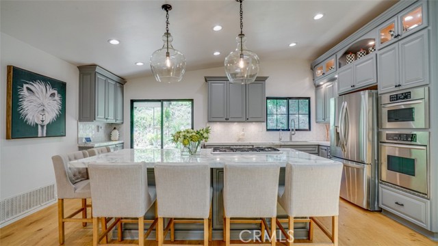 22914 Gershwin Drive, Woodland Hills CA: https://media.crmls.org/medias/2b6fd03d-6045-4f62-9509-1150ad13ffc1.jpg