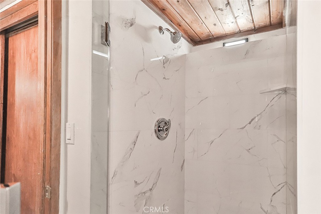 https://media.crmls.org/medias/2b71bc9f-3201-4893-a95a-6943f9657613.jpg?preset=X-Large