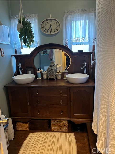 9312 Garden View Avenue, South Gate CA: https://media.crmls.org/medias/2b726862-cb8a-4264-90b6-255e66035bb1.jpg